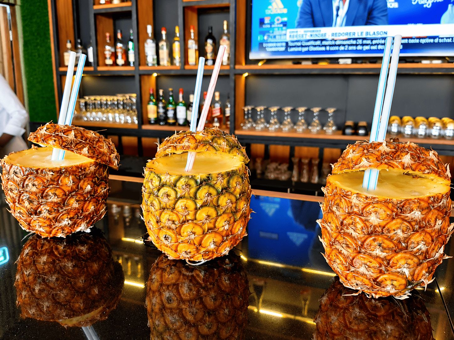 Cocktails servis dans l'ananas