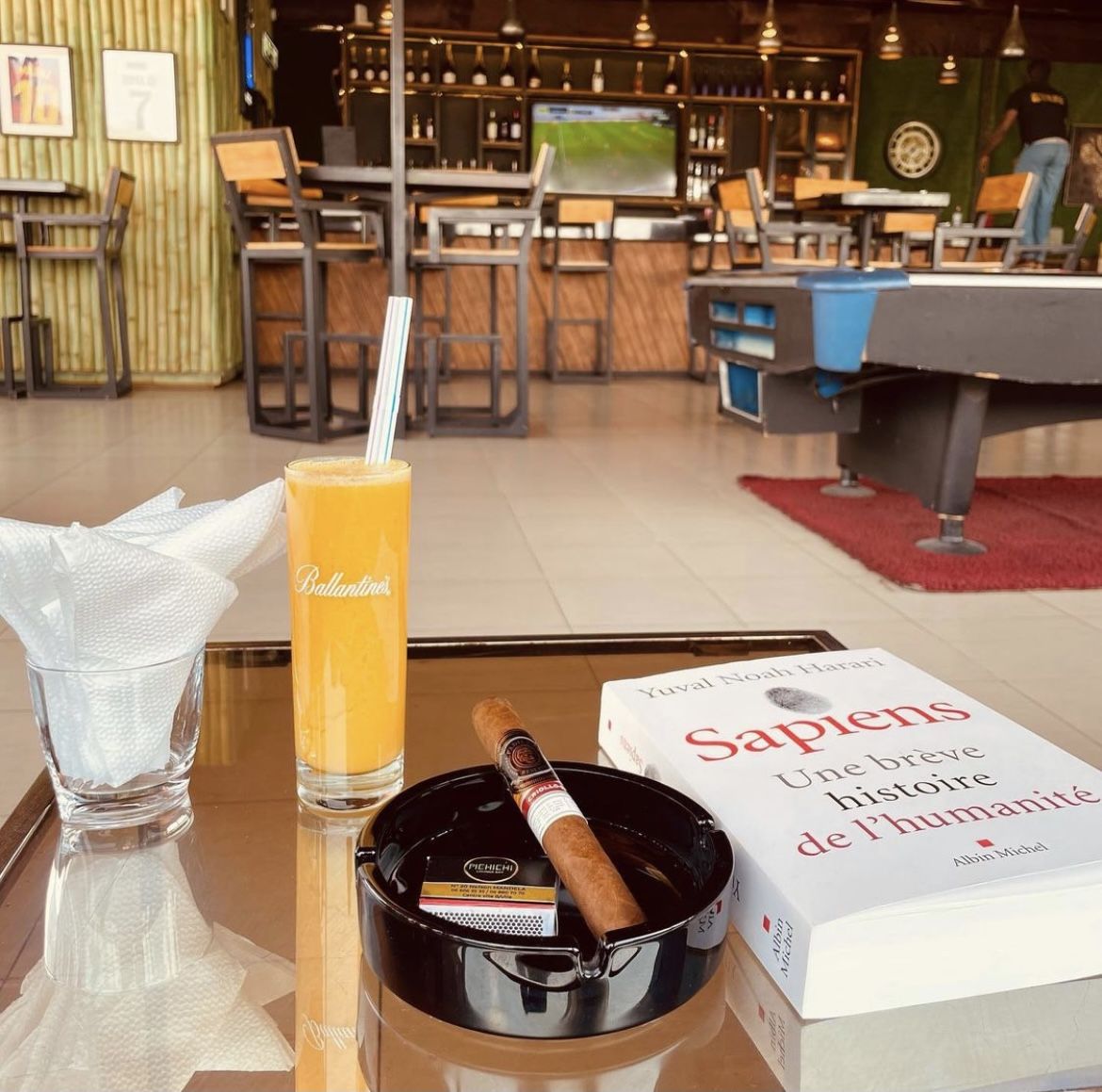 Jus frais, cigare et lecture