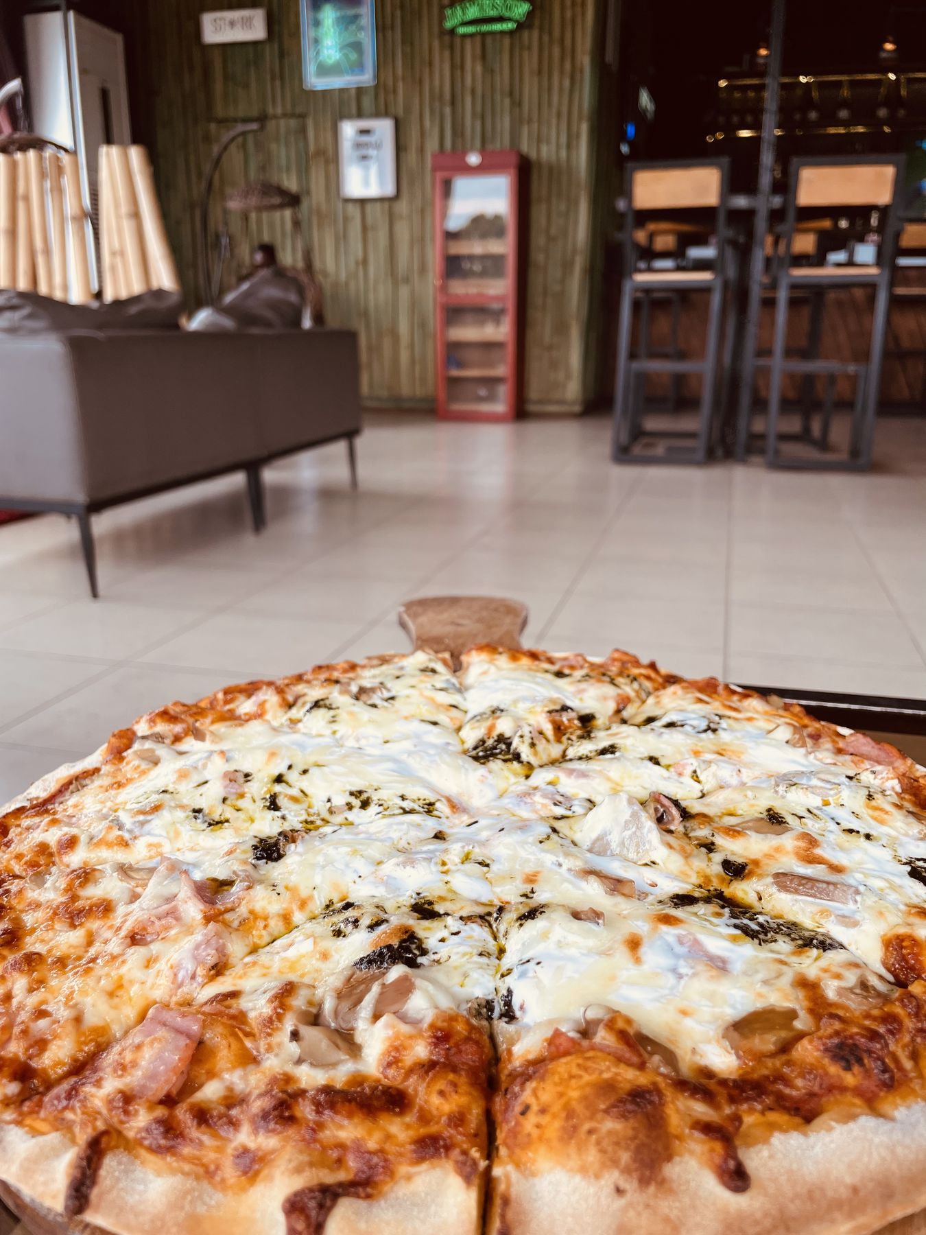 Pizza crème, jambon, champignons